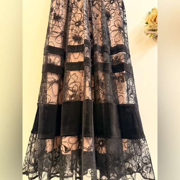 Taylor Black and Nude Floral Dress - Picture 4 of 8
